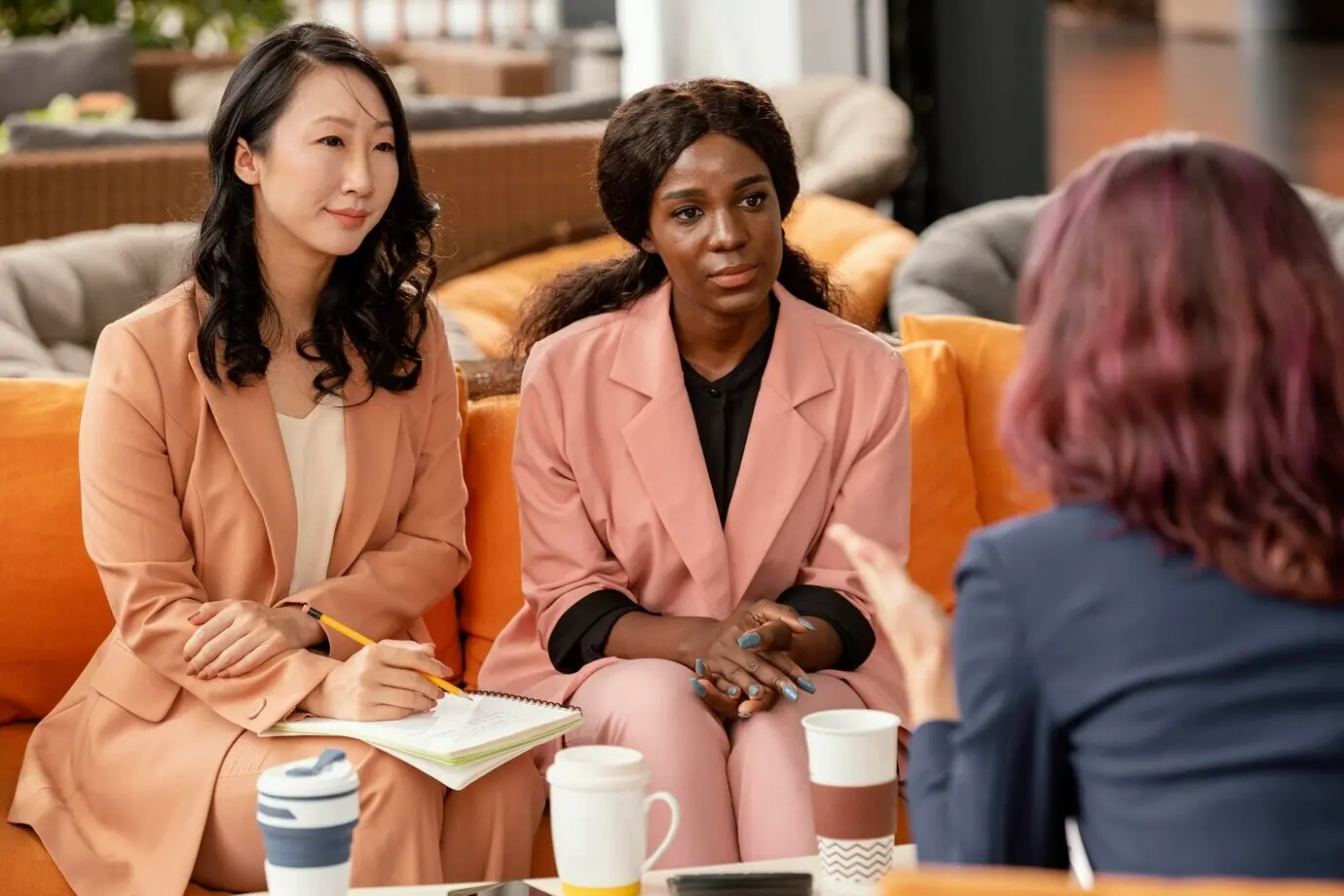 Крупный план женщины, руководящей командой